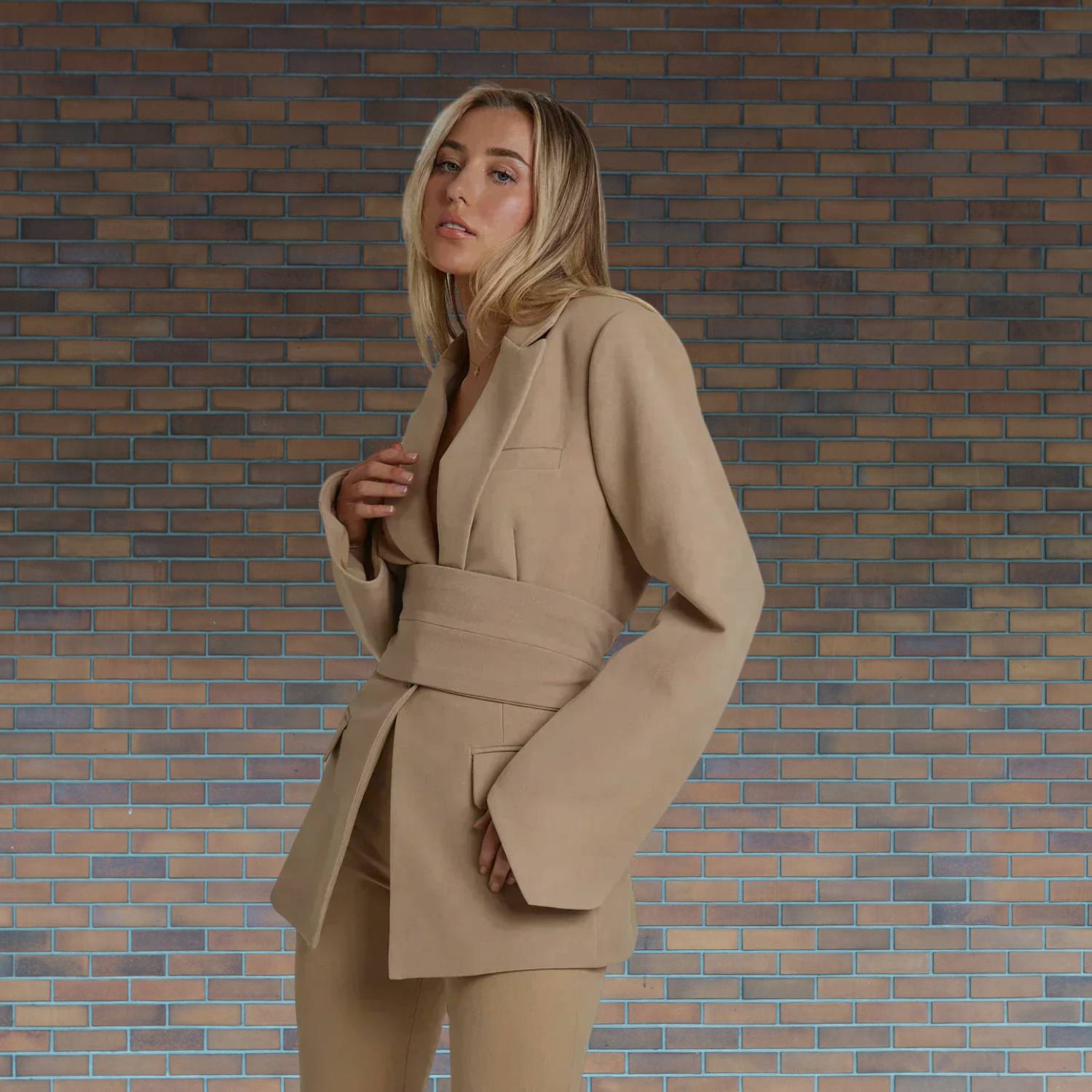 Elegant Blazer with Belt and Wide Sleeves for Women | Beitske-Lanuvo