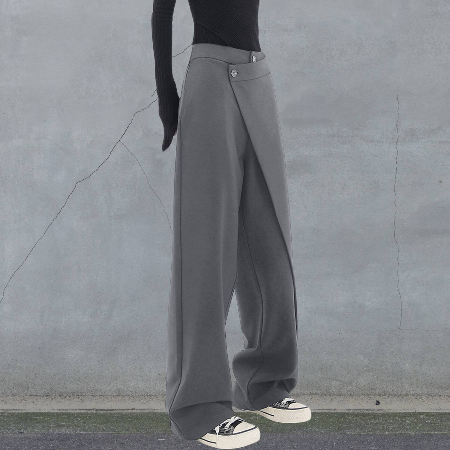 Innovative Baggy Trousers for Women with Asymmetric Closure | Khaleesi-Lanuvo