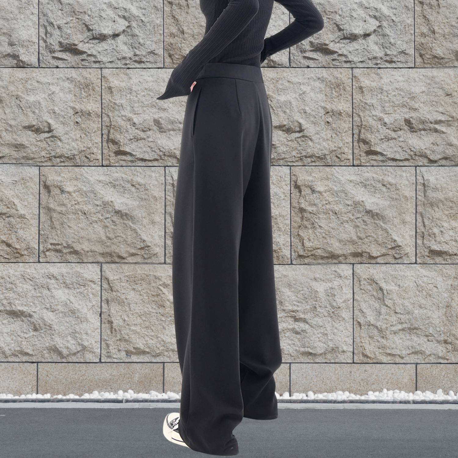 Innovative Baggy Trousers for Women with Asymmetric Closure | Khaleesi-Lanuvo