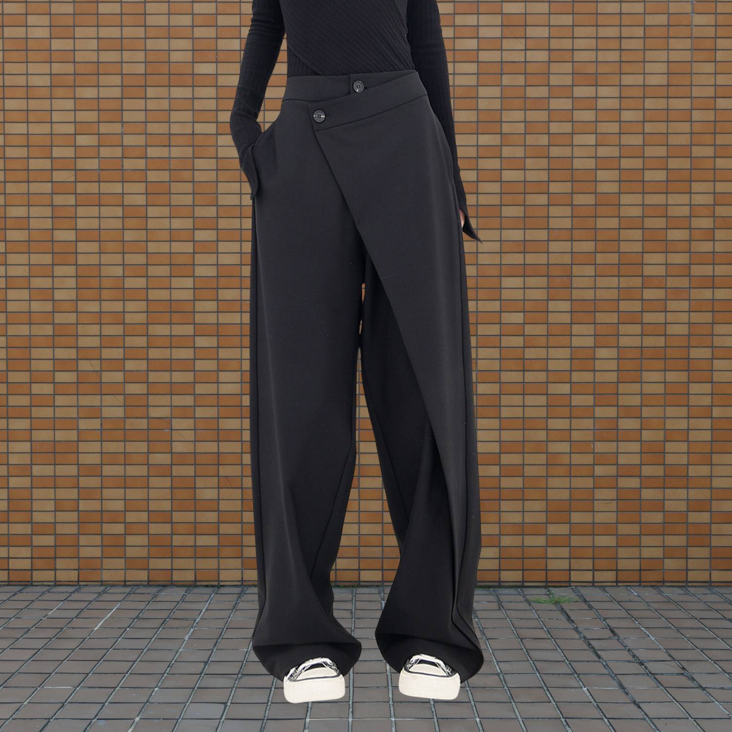 Innovative Baggy Trousers for Women with Asymmetric Closure | Khaleesi-Lanuvo