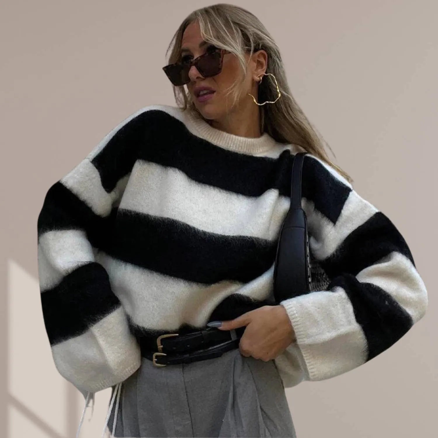 Warm and Snug Oversized Wool Jumper for Women with Round Neck | Carina-Black/White