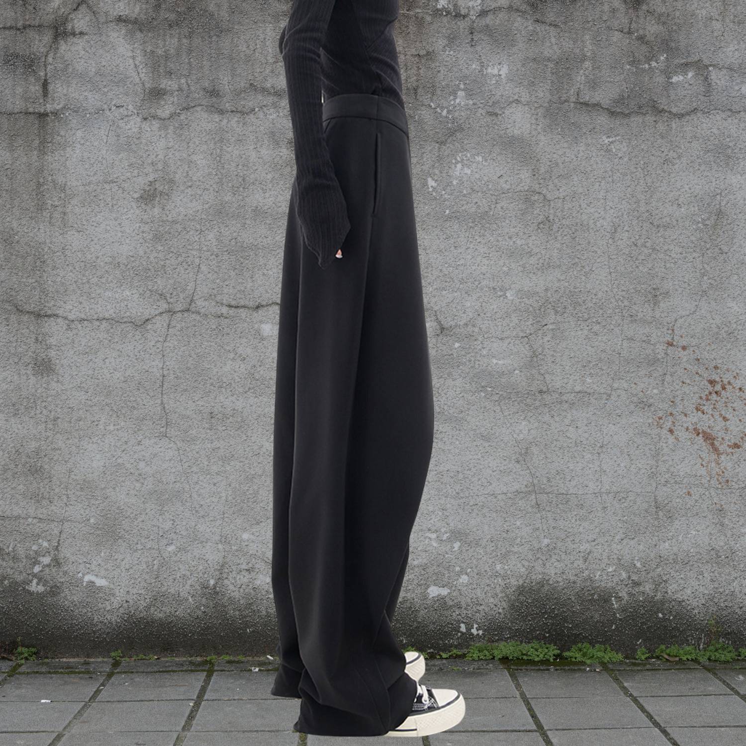 Innovative Baggy Trousers for Women with Asymmetric Closure | Khaleesi-Lanuvo
